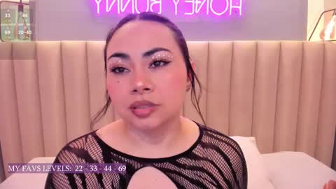 Naomy  online show from November 17, 2025, 5:19 pm