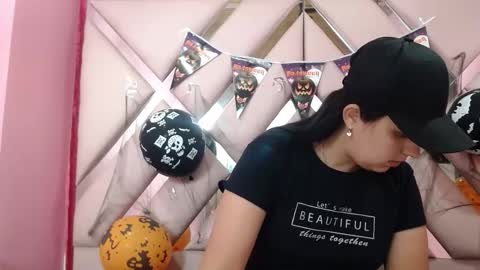 nathaly low online show from October 21, 2025, 3:07 am