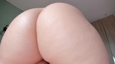 Snapshot of natsuki_saori chatting on March 4, 2026, 2:01 pm online show from March 4, 2026, 2:01 pm