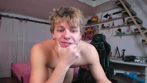 Nik online show from January 28, 2025, 9:29 pm