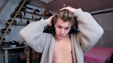 Nik online show from February 1, 2025, 6:08 pm