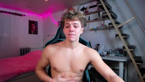 Nik online show from February 4, 2025, 7:33 pm