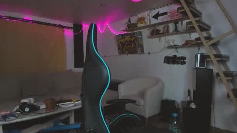 Nik online show from February 26, 2025, 3:41 pm