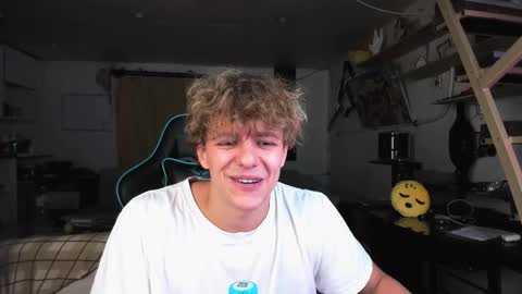 Nik online show from October 1, 2025, 9:10 pm