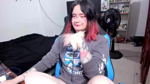 Snapshot of neeko_lol_ chatting on March 3, 2026, 1:56 am Geek Nicole im Neeko UwU online show from March 3, 2026, 1:56 am