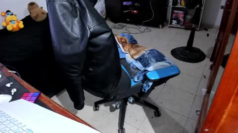 Snapshot of neeko_lol_ chatting on April 9, 2026, 1:05 am Geek Nicole im Neeko UwU online show from April 9, 2026, 1:05 am