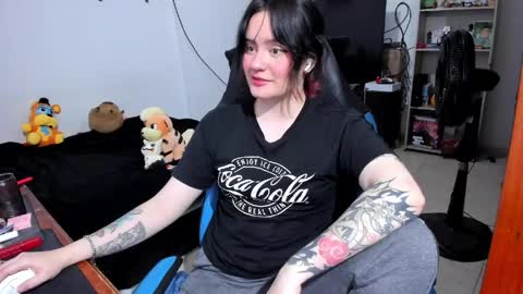 Snapshot of neeko_lol_ chatting on April 15, 2026, 7:58 pm Geek Nicole im Neeko UwU online show from April 15, 2026, 7:58 pm