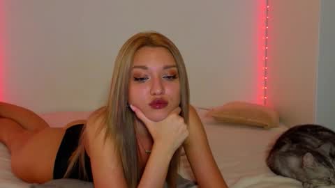 Snapshot of nessarosse chatting on November 14, 2025, 8:18 pm Nessa online show from November 14, 2025, 8:18 pm