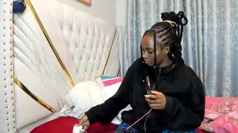 Snapshot of netfux_and_chill chatting on February 3, 2026, 5:05 am netfux_and_chill online show from February 3, 2026, 5:05 am