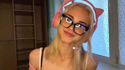Snapshot of neweva_ chatting on July 16, 2026, 6:52 am neweva_ online show from July 16, 2026, 6:52 am