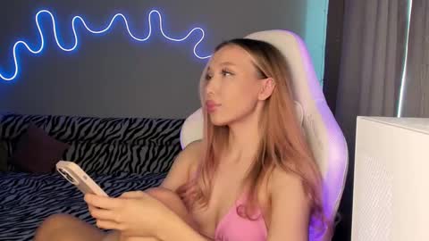 Mina online show from February 28, 2025, 10:09 am