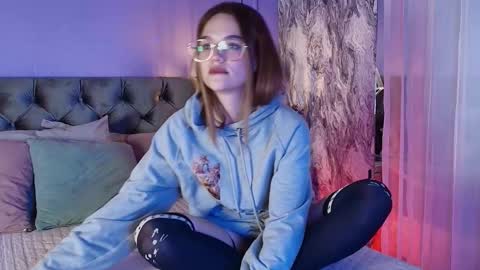 Nia online show from December 14, 2025, 4:40 am