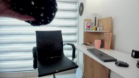 Snapshot of nia__white chatting on January 8, 2025, 5:59 pm laura online show from January 8, 2025, 5:59 pm