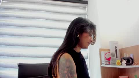 Snapshot of nia__white chatting on January 21, 2025, 7:50 pm laura online show from January 21, 2025, 7:50 pm