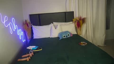 kikiNiaAria online show from September 25, 2025, 9:46 am