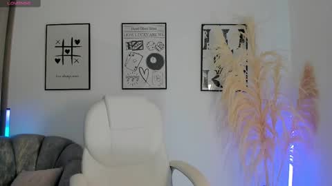 Nia online show from September 16, 2025, 1:01 pm