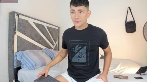 Snapshot of niall_falcon chatting on September 30, 2025, 12:43 pm Niall online show from September 30, 2025, 12:43 pm