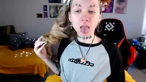 nica_kawaii online show from May 19, 2026, 5:25 am