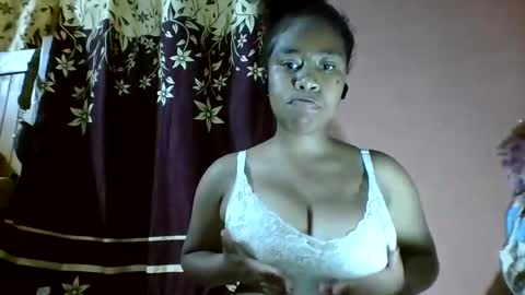 nicelly01 online show from April 9, 2026, 12:32 pm