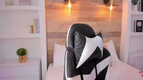 Nicky  online show from October 21, 2025, 2:12 am