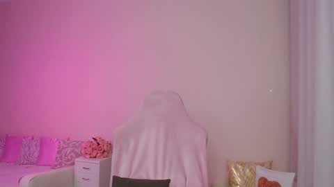 Nicole Online at about after 1000  6  UK time or 900  - 500  UK time it approximate time interval online show from December 2, 2024, 3:47 am