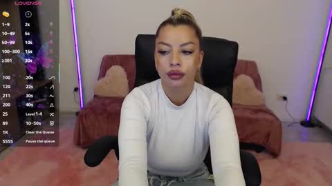 Snapshot of nicole___19 chatting on September 25, 2025, 5:05 pm Nico online show from September 25, 2025, 5:05 pm