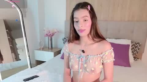 Snapshot of nicole_whitee chatting on January 5, 2026, 10:46 pm N A T A L I A online show from January 5, 2026, 10:46 pm