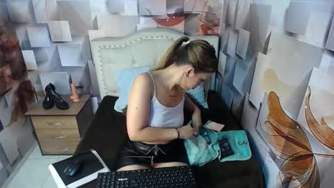 nicolee millerr online show from February 1, 2025, 12:26 pm