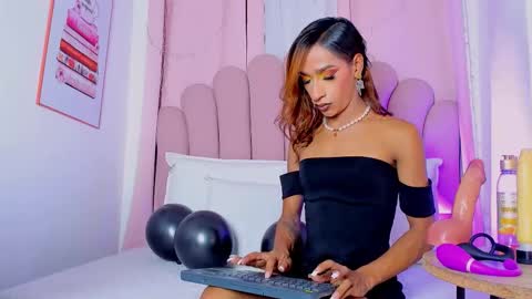 nicolemadrird online show from November 28, 2025, 7:49 pm