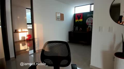 Nicole Manson online show from March 3, 2025, 10:31 pm