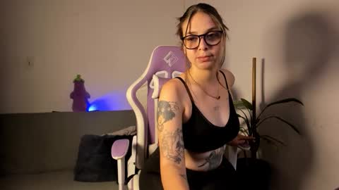 Nicol independent model online show from November 28, 2025, 7:38 pm