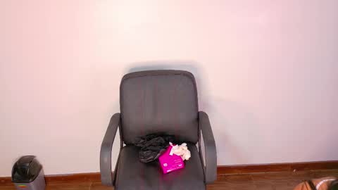 N I C O L E T  online show from November 28, 2025, 7:27 pm