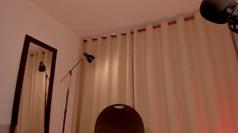 Snapshot of nicolette_tay chatting on February 19, 2025, 6:43 pm Nicol online show from February 19, 2025, 6:43 pm