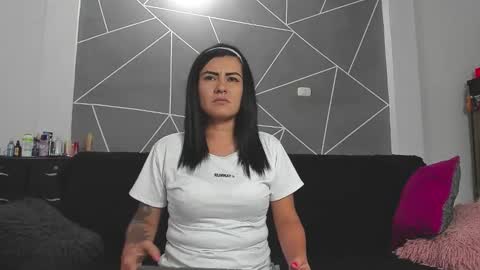 nicolle gomes online show from March 6, 2026, 2:41 am