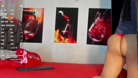 nicolle_hanks1 online show from October 24, 2025, 2:19 am