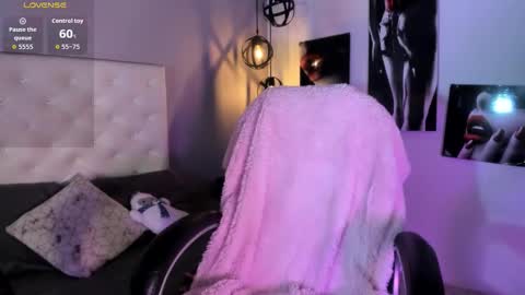 Nicolle online show from December 14, 2025, 2:00 pm