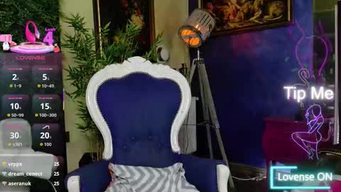 Nicolle online show from November 25, 2025, 8:47 am