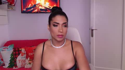 Snapshot of niickylovee chatting on December 21, 2025, 10:11 am Nicolle Bustamante online show from December 21, 2025, 10:11 am