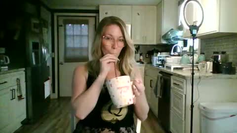 Snapshot of nikkib653466 chatting on April 10, 2026, 5:28 pm nikkib653466 online show from April 10, 2026, 5:28 pm