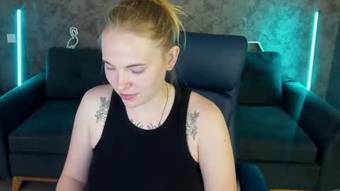 nikkyreyyy online show from May 19, 2026, 1:06 pm