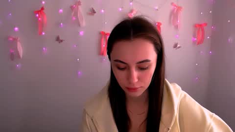 nikonara_ online show from May 9, 2026, 9:58 am