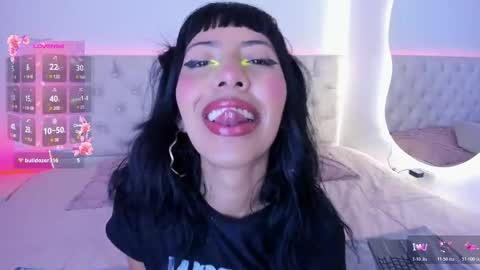 Nina Fox  online show from November 9, 2025, 12:36 pm