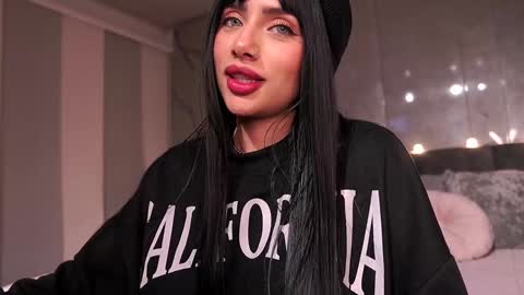 Snapshot of nina_mon chatting on November 29, 2025, 12:02 am Angie online show from November 29, 2025, 12:02 am