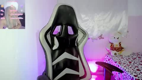 ninatinydoll1 online show from February 19, 2025, 10:56 am