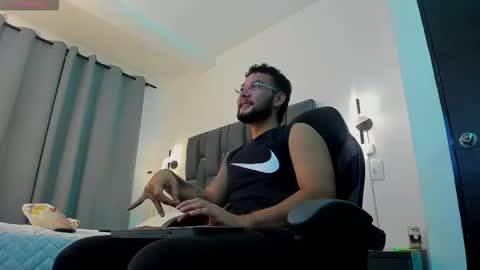 Snapshot of noah_corvelle chatting on November 19, 2025, 12:10 am NOAH online show from November 19, 2025, 12:10 am