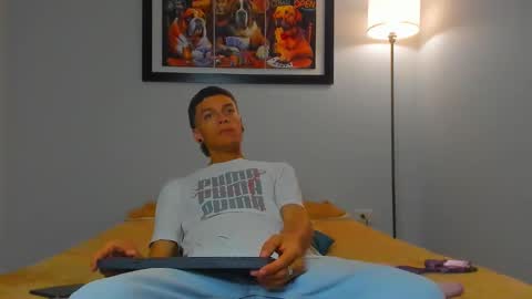 noahh_sky online show from April 8, 2026, 4:01 am