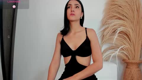 Snapshot of noami_rose chatting on December 21, 2025, 8:27 pm Noami Rose online show from December 21, 2025, 8:27 pm