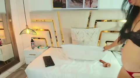 NOELLE online show from April 17, 2026, 4:43 pm