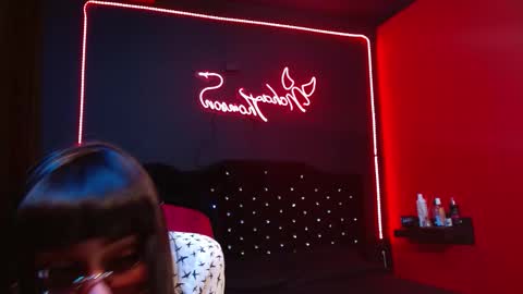 Noha Thomson online show from November 22, 2025, 2:43 am