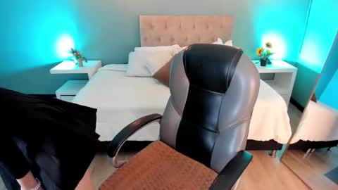 Snapshot of nora_vennucci chatting on November 11, 2025, 6:08 pm Nora online show from November 11, 2025, 6:08 pm